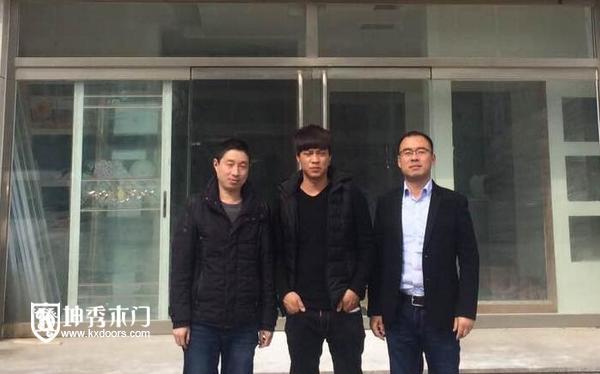 重庆坤秀木门:经销商与销售经理合影